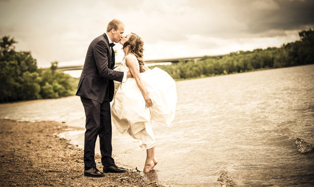 BB_jennifer-ryan-lake-kiss